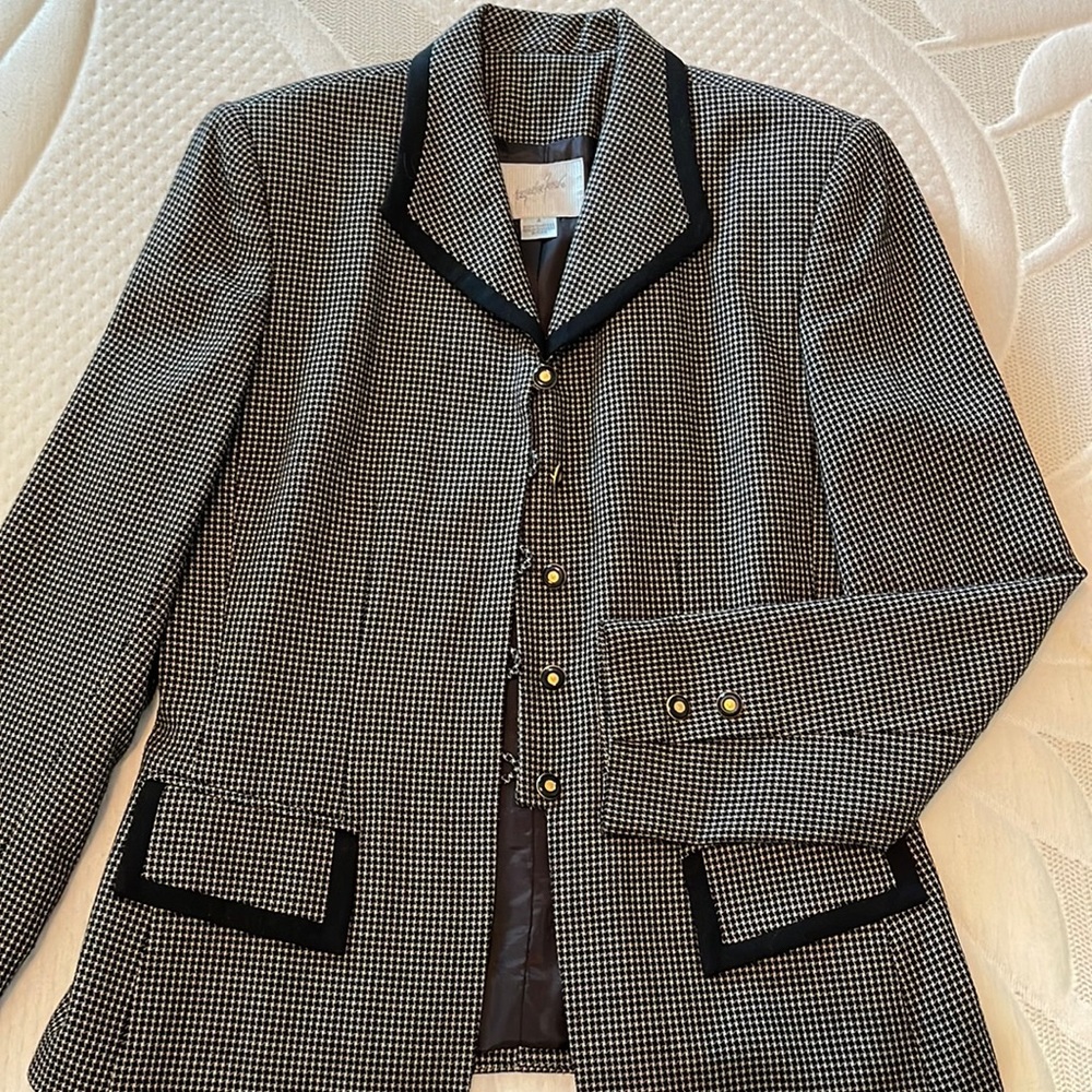 Very lightly worn blazer in basically brand new condition. Size 4.